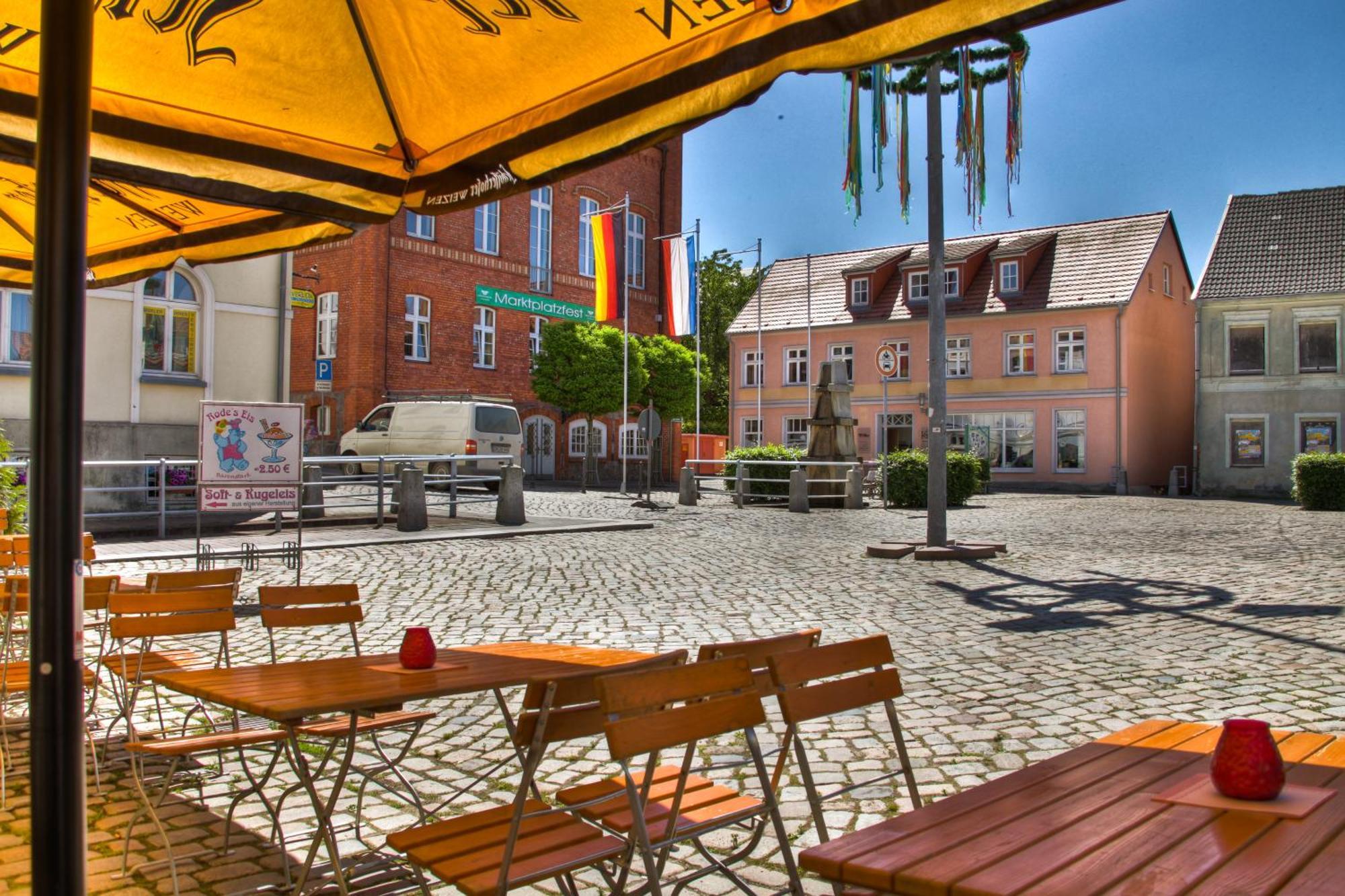 Hotel Am Markt Altentreptow ภายนอก รูปภาพ
