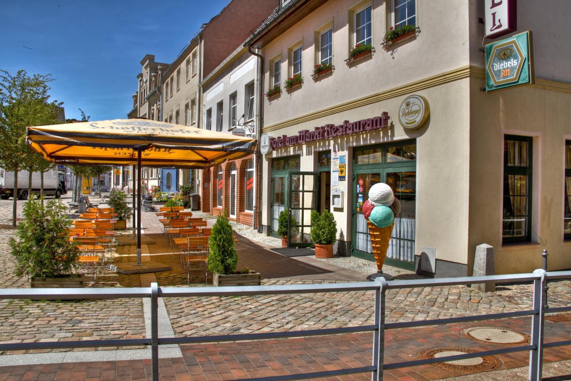 Hotel Am Markt Altentreptow ภายนอก รูปภาพ