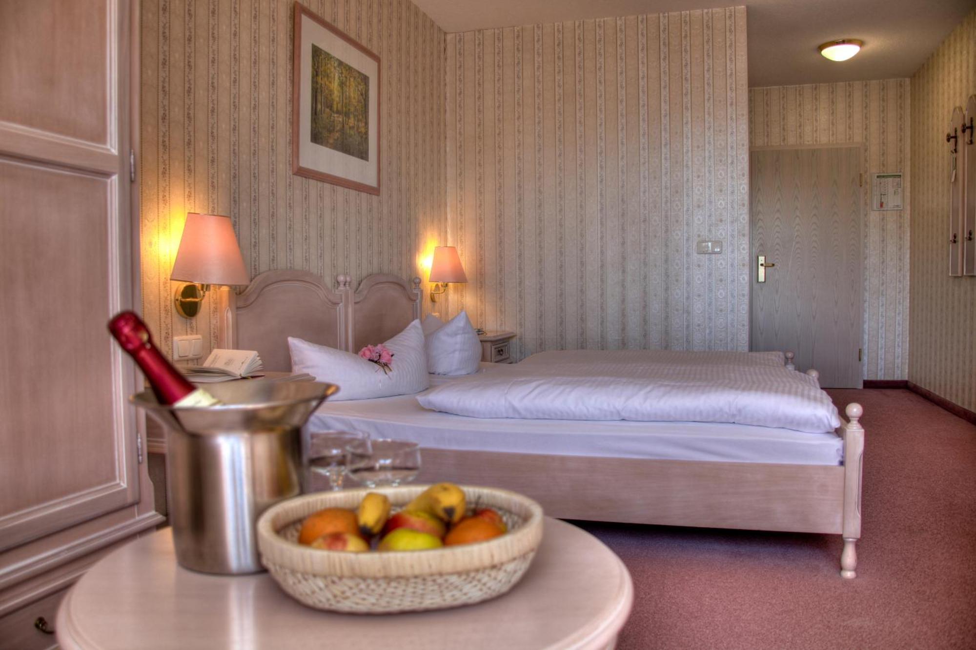 Hotel Am Markt Altentreptow ภายนอก รูปภาพ